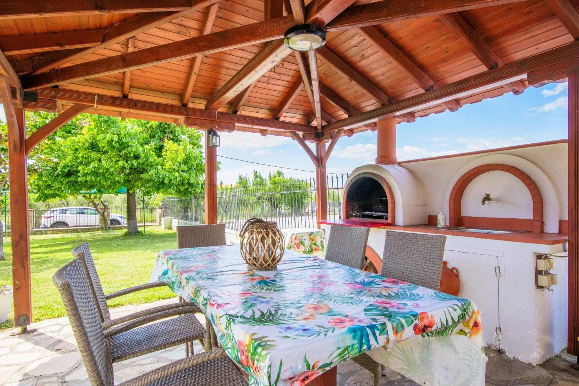 Private 6-Bdrm Villa With Garden 150M To Beach Paradisos Zewnętrze zdjęcie